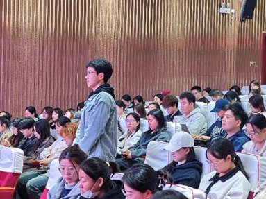 人们在看台上的人群 AI 生成的内容可能不正确。