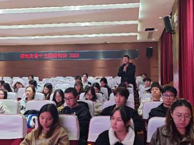 一群人在室内合影 AI 生成的内容可能不正确。