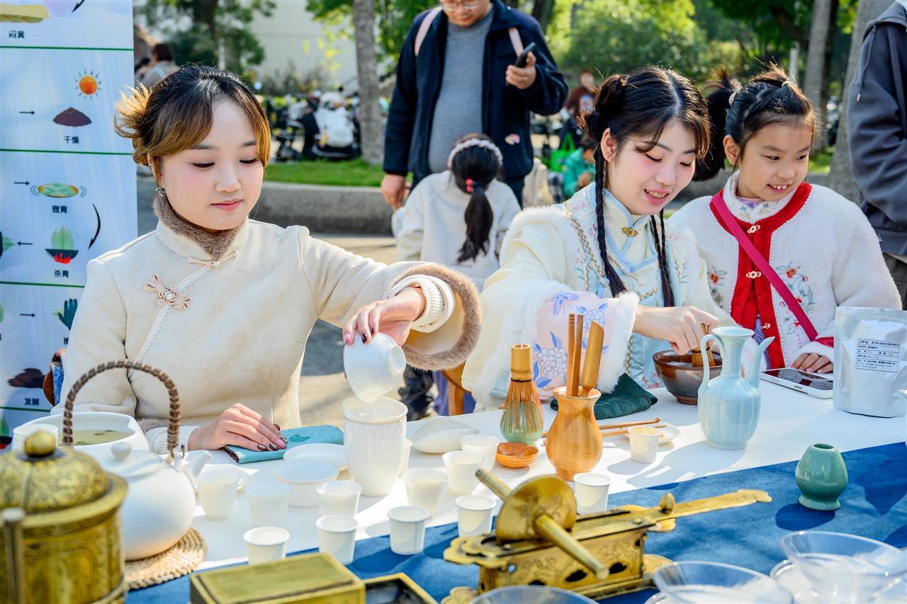 11 茶艺展示（学通社记者 李亚珊 摄）.jpg